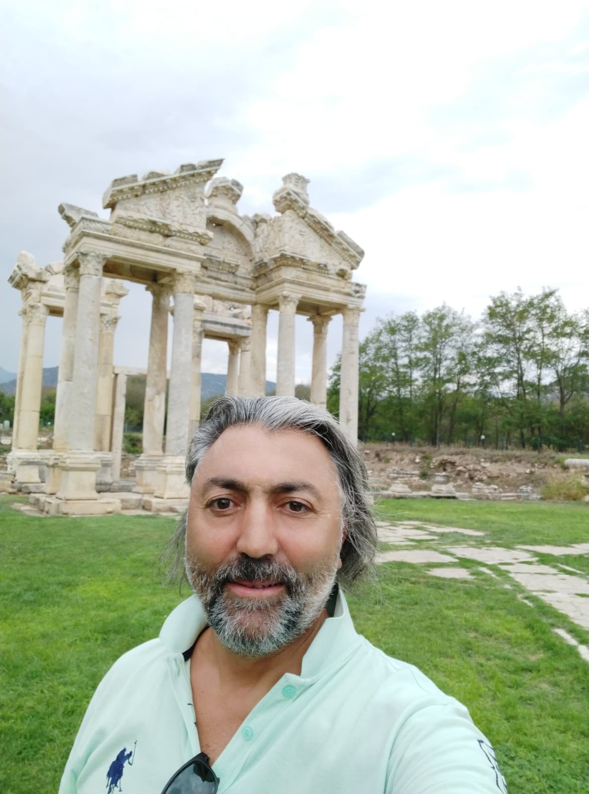 Yücel Taşyürek, guide local à Antalya, sur un site archéologique antique en Turquie